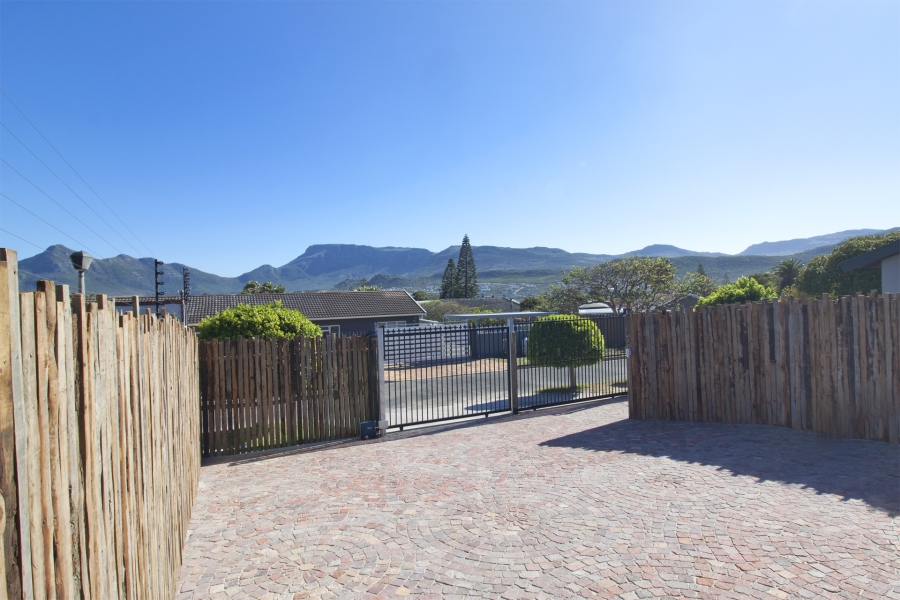 To Let 3 Bedroom Property for Rent in Sunnydale Western Cape